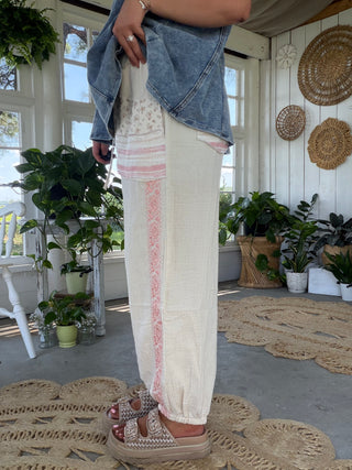 The Beach Breeze Joggers - CREAM/PINK