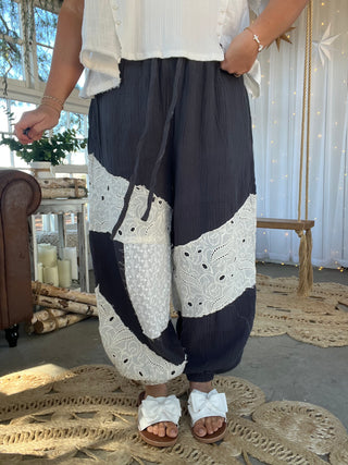 The Eyelet Coast Joggers - NAVY