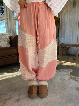 The Eyelet Coast Joggers - PINK