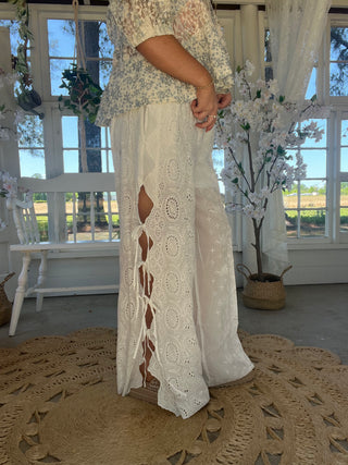 The Eyelet Cloud Pants - WHITE