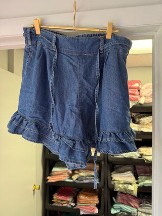 easel ruffle shorts