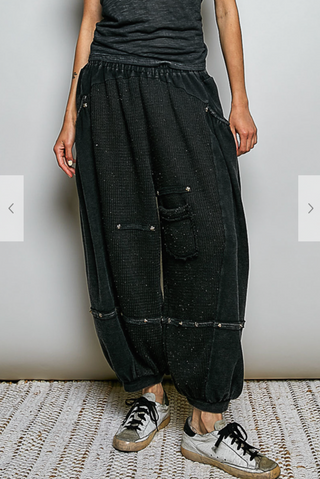 The Pumpkin Kisses Kniteed Joggers - BLACK